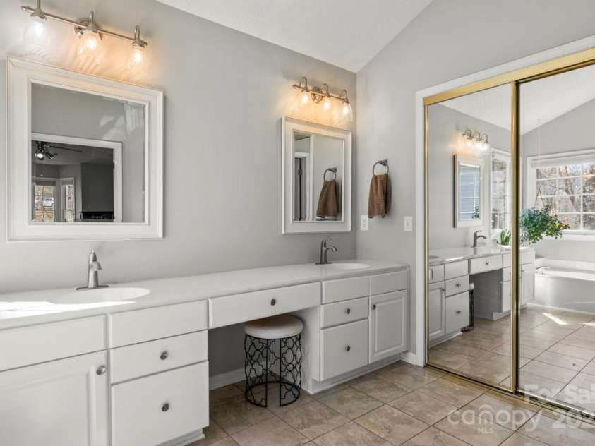 8802 Glenside Street, Huntersville, NC 28078.  MLS# CAR4316716, YatesRealty ID 31376. Primary bath also features a dual vanity and walk-in closet.