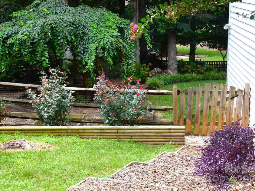 8802 Glenside Street, Huntersville, NC 28078.  MLS# CAR4316716, YatesRealty ID 31376. Take advantage of existing garden beds.