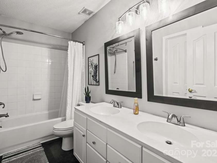 8802 Glenside Street, Huntersville, NC 28078.  MLS# CAR4316716, YatesRealty ID 31376. Upstairs hall bath with tub/shower combo and dual vanity.