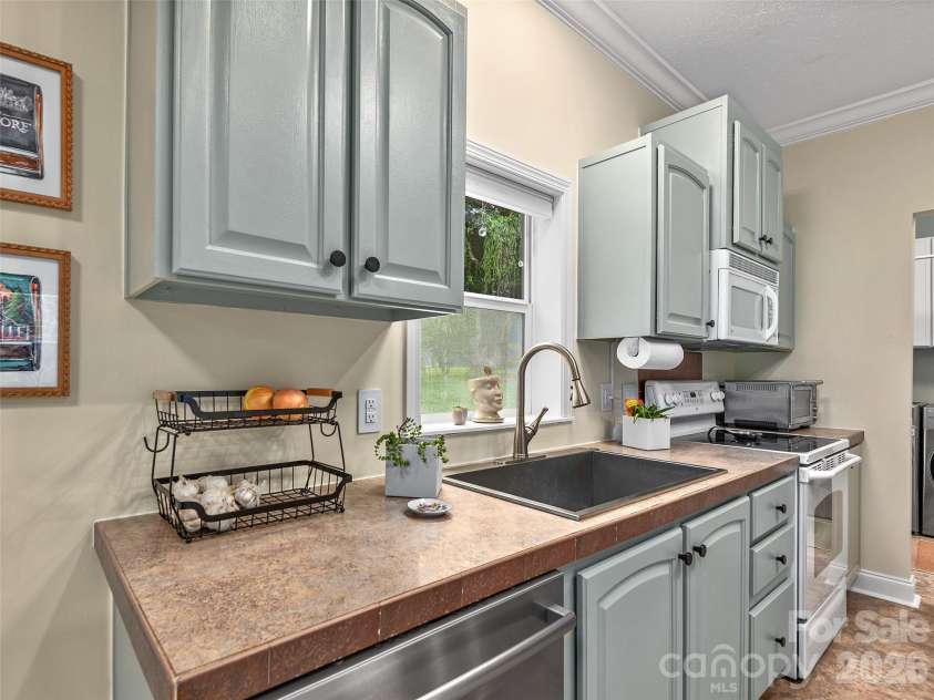 9 Cedar Hill Road, Asheville, NC 28806.  MLS# CAR4393042, YatesRealty ID 31377. 