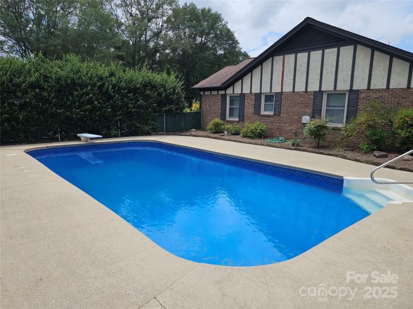 1015 37th Avenue, Hickory, NC 28601.  MLS# CAR4278396, YatesRealty ID 31379. 