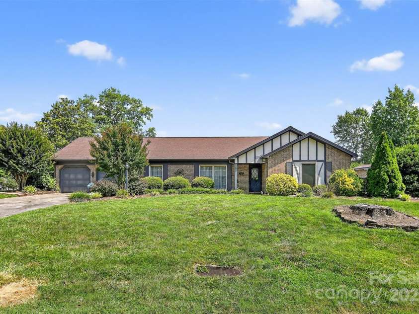 1015 37th Avenue, Hickory, NC 28601.  MLS# CAR4278396, YatesRealty ID 31379. 