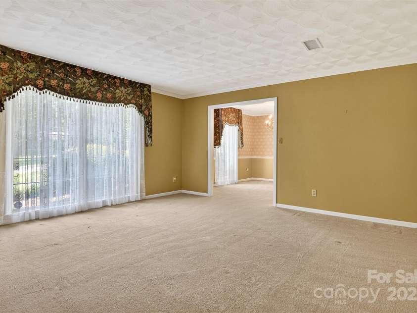 1015 37th Avenue, Hickory, NC 28601.  MLS# CAR4278396, YatesRealty ID 31379. 