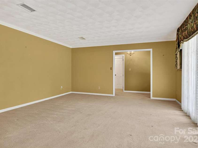 1015 37th Avenue, Hickory, NC 28601.  MLS# CAR4278396, YatesRealty ID 31379. 