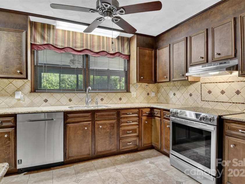 1015 37th Avenue, Hickory, NC 28601.  MLS# CAR4278396, YatesRealty ID 31379. 