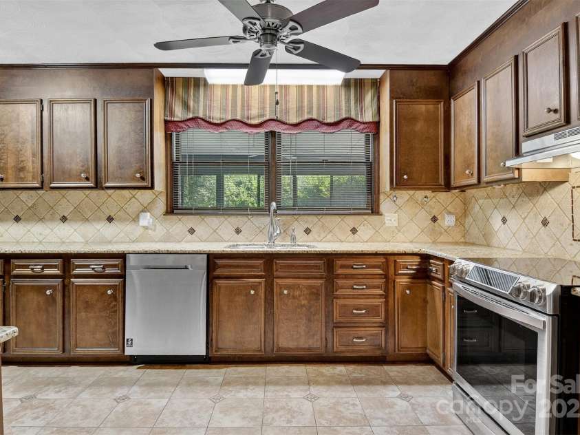 1015 37th Avenue, Hickory, NC 28601.  MLS# CAR4278396, YatesRealty ID 31379. 