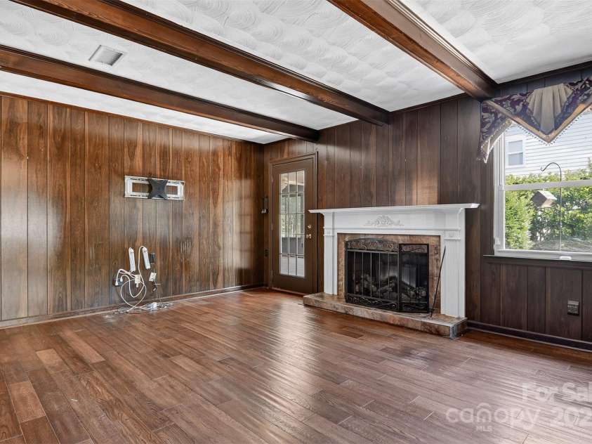 1015 37th Avenue, Hickory, NC 28601.  MLS# CAR4278396, YatesRealty ID 31379. 