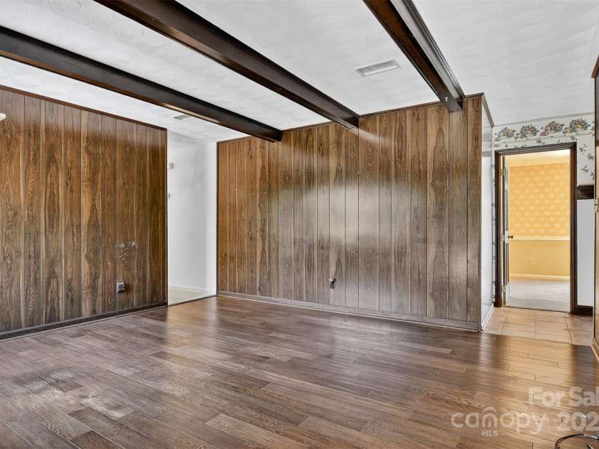 1015 37th Avenue, Hickory, NC 28601.  MLS# CAR4278396, YatesRealty ID 31379. 