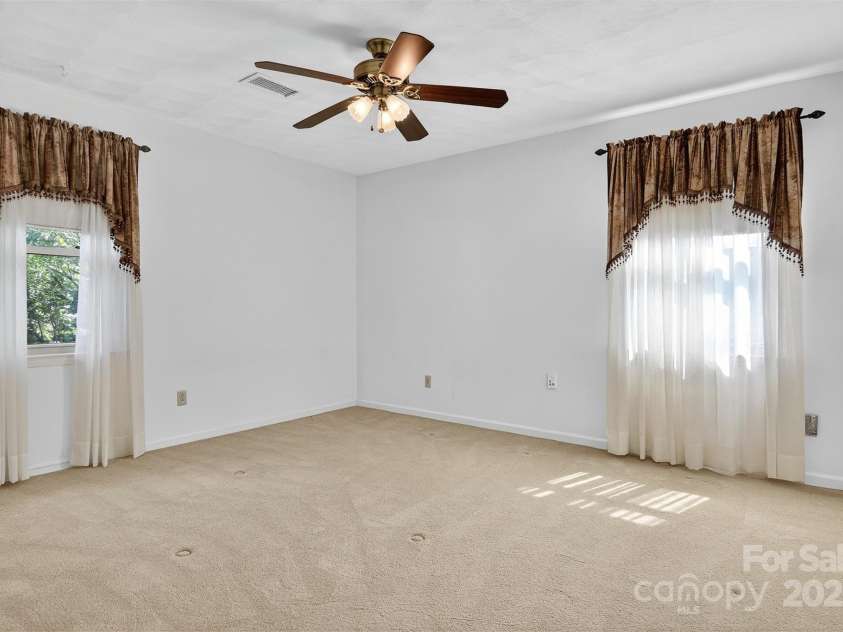 1015 37th Avenue, Hickory, NC 28601.  MLS# CAR4278396, YatesRealty ID 31379. 