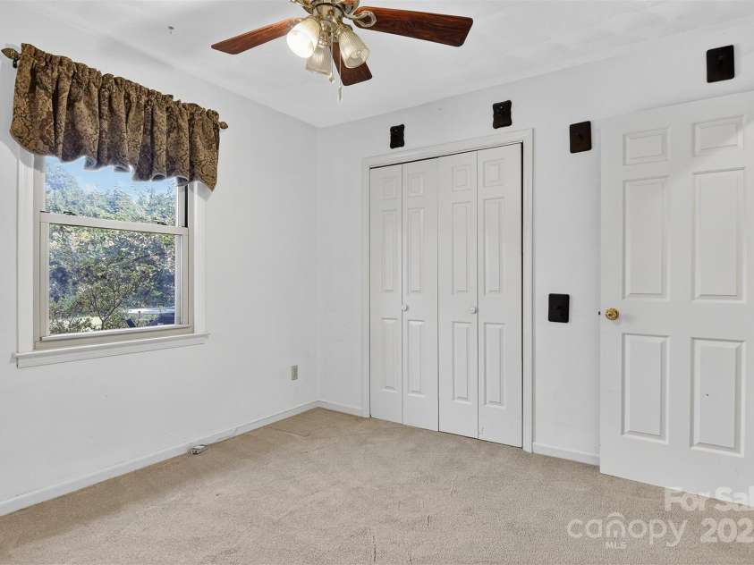 1015 37th Avenue, Hickory, NC 28601.  MLS# CAR4278396, YatesRealty ID 31379. 