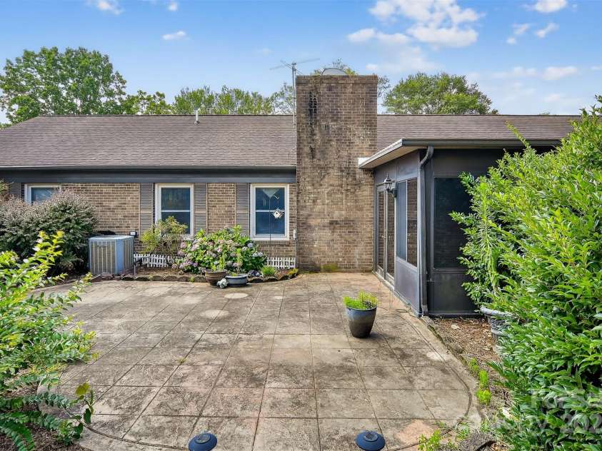 1015 37th Avenue, Hickory, NC 28601.  MLS# CAR4278396, YatesRealty ID 31379. 