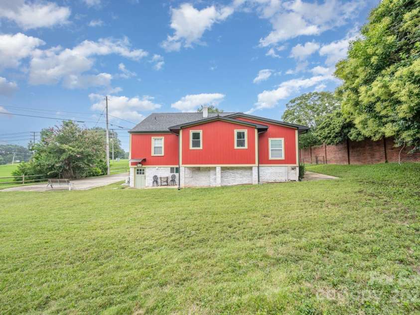 1110 New Hope Road, Gastonia, NC 28054.  MLS# CAR4287099, YatesRealty ID 31383. 