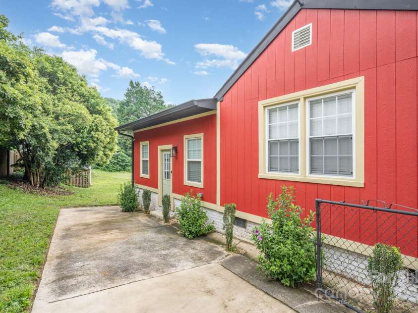 1110 New Hope Road, Gastonia, NC 28054.  MLS# CAR4287099, YatesRealty ID 31383. 