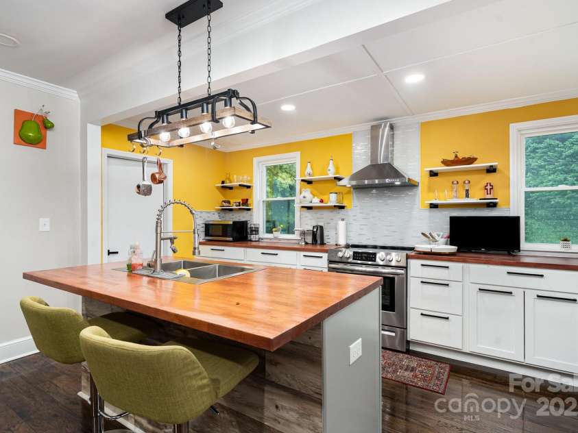 1110 New Hope Road, Gastonia, NC 28054.  MLS# CAR4287099, YatesRealty ID 31383. 