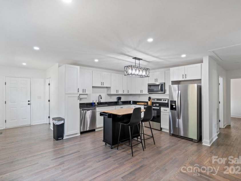 1238 Moretz Avenue, Charlotte, NC 28206.  MLS# CAR4286825, YatesRealty ID 31385. 