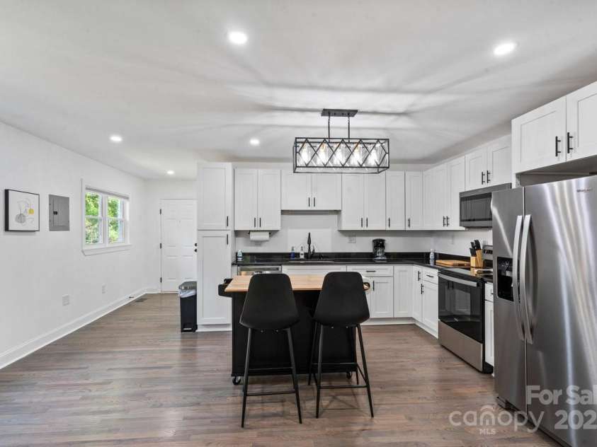 1238 Moretz Avenue, Charlotte, NC 28206.  MLS# CAR4286825, YatesRealty ID 31385. 