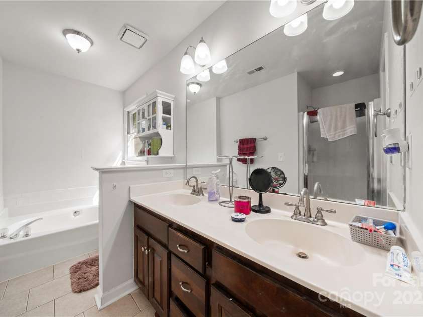 9426 Copper Hill Lane, Charlotte, NC 28269.  MLS# CAR4283016, YatesRealty ID 31386. 