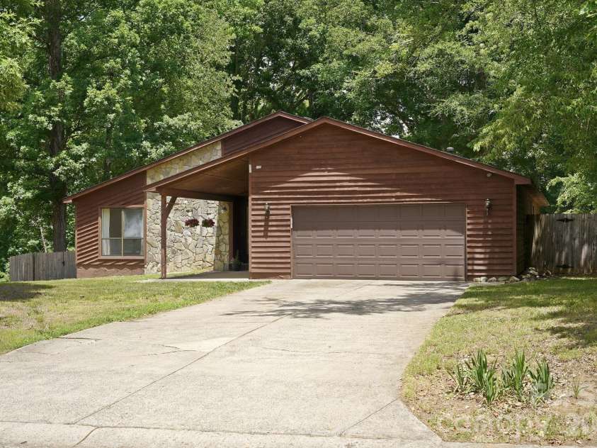 4119 Bon Rea Drive, Charlotte, NC 28226.  MLS# CAR4386771, YatesRealty ID 31389. 