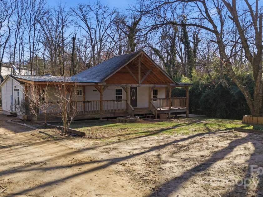 102 Garnett Trace Road, Franklin, NC 28734.  MLS# CAR4332520, YatesRealty ID 31391. 