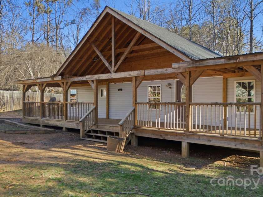 102 Garnett Trace Road, Franklin, NC 28734.  MLS# CAR4332520, YatesRealty ID 31391. 