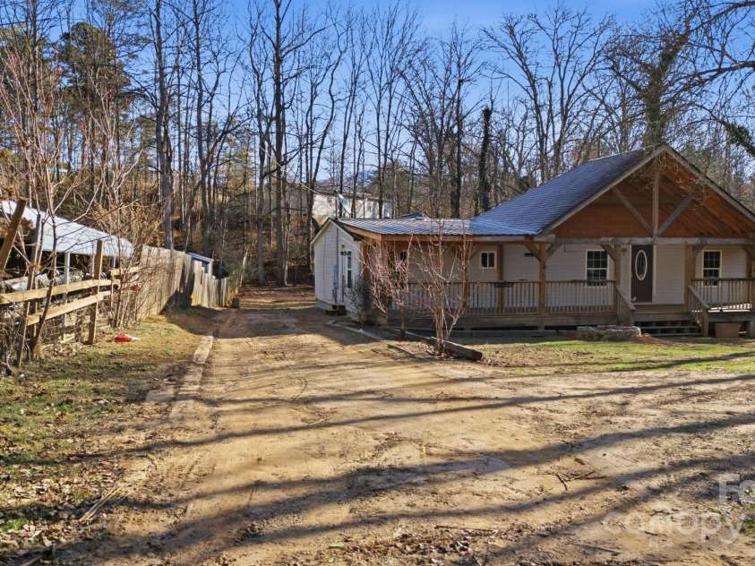 102 Garnett Trace Road, Franklin, NC 28734.  MLS# CAR4332520, YatesRealty ID 31391. 