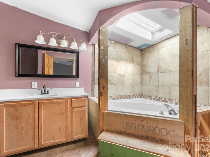 102 Garnett Trace Road, Franklin, NC 28734.  MLS# CAR4332520, YatesRealty ID 31391. 