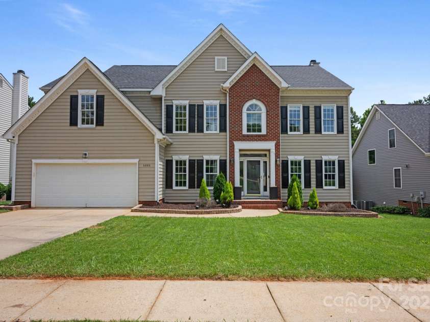 5005 Chestnut Knoll Lane, Charlotte, NC 28269.  MLS# CAR4271078, YatesRealty ID 31391. 