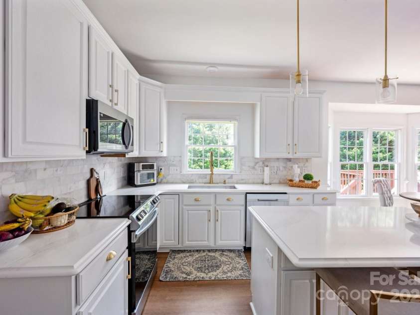 5005 Chestnut Knoll Lane, Charlotte, NC 28269.  MLS# CAR4271078, YatesRealty ID 31391. 