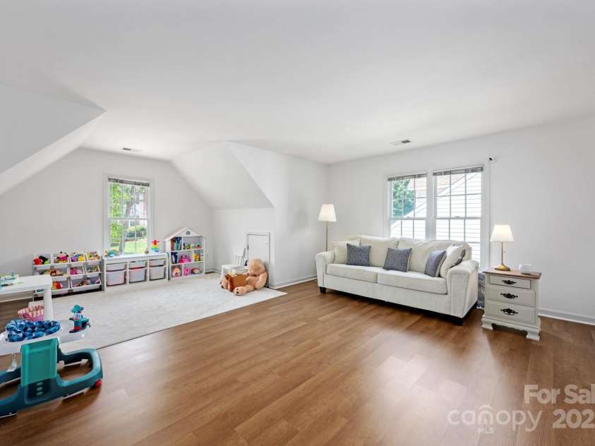 5005 Chestnut Knoll Lane, Charlotte, NC 28269.  MLS# CAR4271078, YatesRealty ID 31391. 