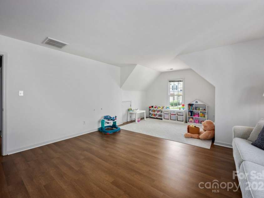 5005 Chestnut Knoll Lane, Charlotte, NC 28269.  MLS# CAR4271078, YatesRealty ID 31391. 