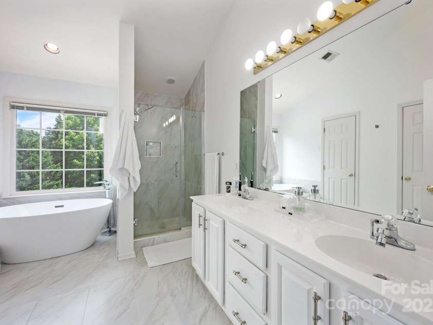 5005 Chestnut Knoll Lane, Charlotte, NC 28269.  MLS# CAR4271078, YatesRealty ID 31391. 