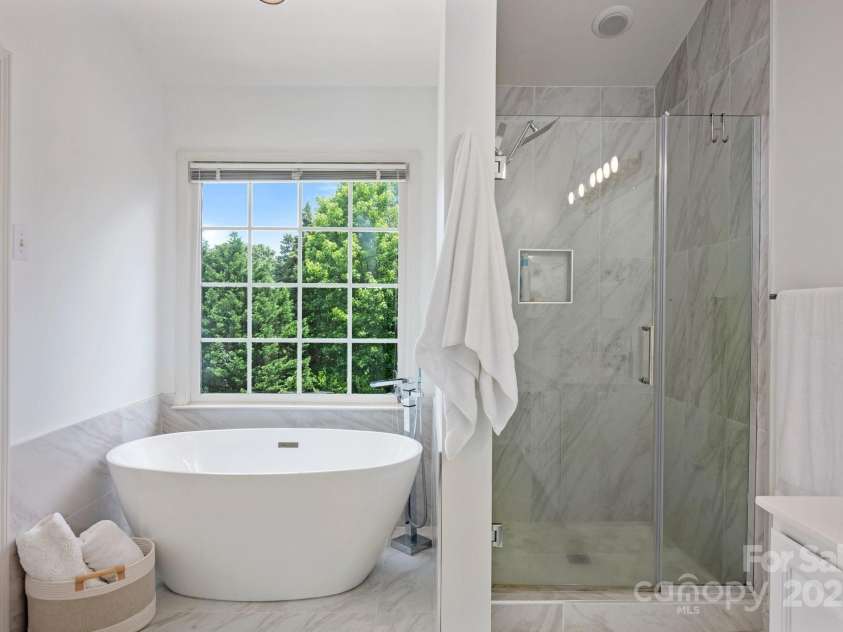 5005 Chestnut Knoll Lane, Charlotte, NC 28269.  MLS# CAR4271078, YatesRealty ID 31391. 