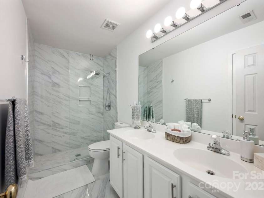 5005 Chestnut Knoll Lane, Charlotte, NC 28269.  MLS# CAR4271078, YatesRealty ID 31391. 