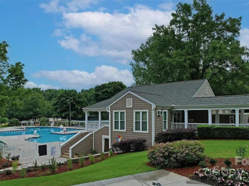 5005 Chestnut Knoll Lane, Charlotte, NC 28269.  MLS# CAR4271078, YatesRealty ID 31391. 