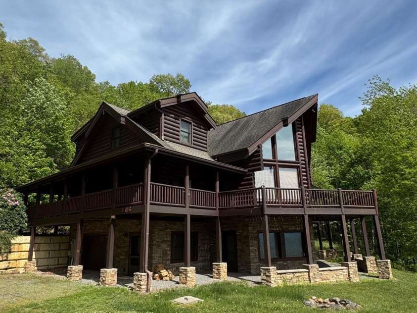 686 Hyacinth Drive, Clyde, NC 28721.  MLS# CAR4384299, YatesRealty ID 31392. 
