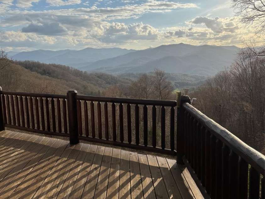 686 Hyacinth Drive, Clyde, NC 28721.  MLS# CAR4384299, YatesRealty ID 31392. 