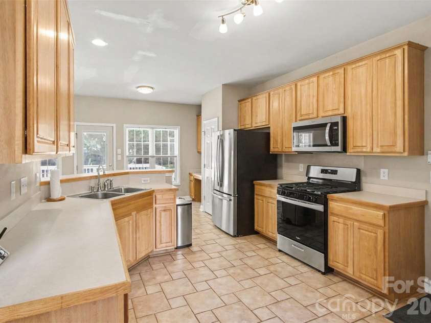 2762 Island Point Drive, Concord, NC 28027.  MLS# CAR4394127, YatesRealty ID 31393. New gas range, microwave and dishwasher!