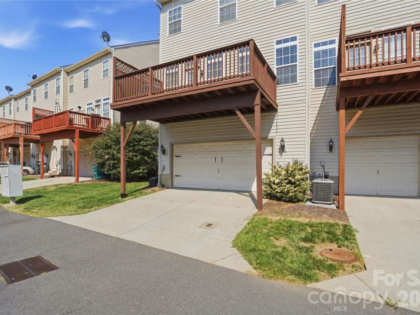 10005 Kings Parade Boulevard, Charlotte, NC 28273.  MLS# CAR4381853, YatesRealty ID 31394. 