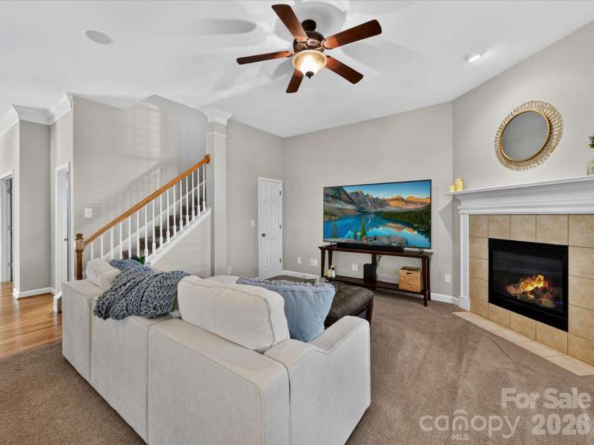 17404 Harbor Walk Drive, Cornelius, NC 28031.  MLS# CAR4393057, YatesRealty ID 31396. The spacious great room offers a warm and inviting atmosphere with soaring ceilings, a cozy fireplace, abundant natural light, and an open layout designed for comfortable everyday living and entertaining.
