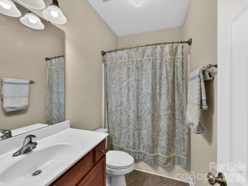 17404 Harbor Walk Drive, Cornelius, NC 28031.  MLS# CAR4393057, YatesRealty ID 31396. This full bathroom offers a clean and functional layout with a spacious vanity, tub and shower combination, and neutral finishes that complement any style.