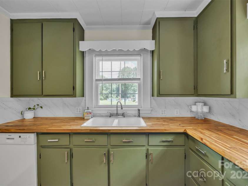 103 7th Street, Taylorsville, NC 28681.  MLS# CAR4285749, YatesRealty ID 31398. Lots of Space on the Countertop