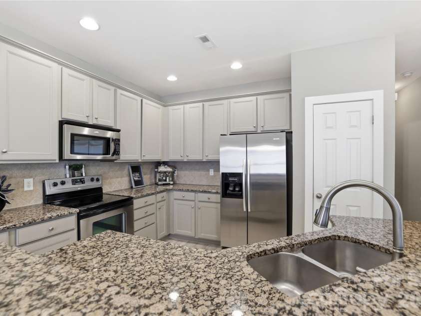 754 Winding Way, Rock Hill, SC 29732.  MLS# CAR4393691, YatesRealty ID 31398. Gorgeous kitchen with Stainless Steel appliances