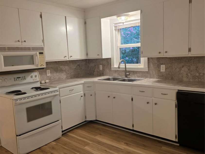 315 Spruce Street, Lenoir, NC 28645.  MLS# CAR4289283, YatesRealty ID 31399. 