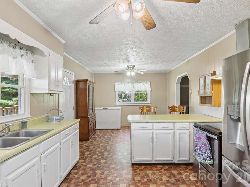 414 Skyline Drive, Canton, NC 28716.  MLS# CAR4394964, YatesRealty ID 31399. 