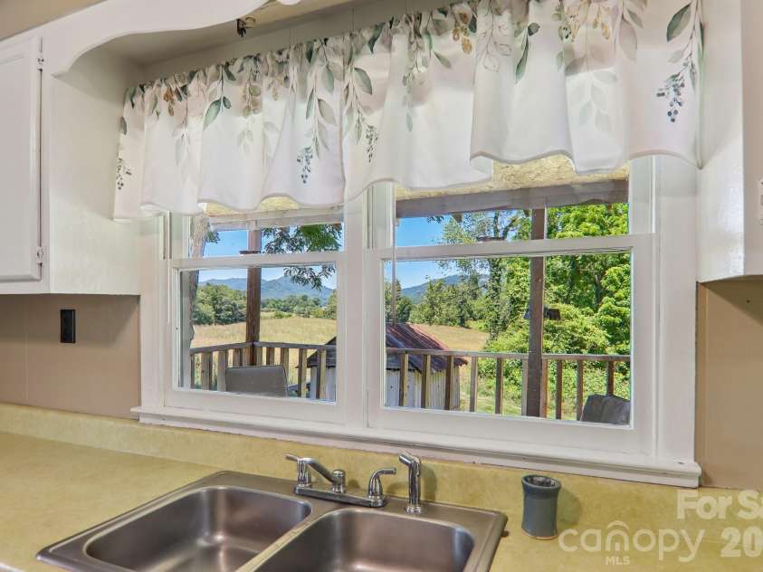 414 Skyline Drive, Canton, NC 28716.  MLS# CAR4394964, YatesRealty ID 31399. 
