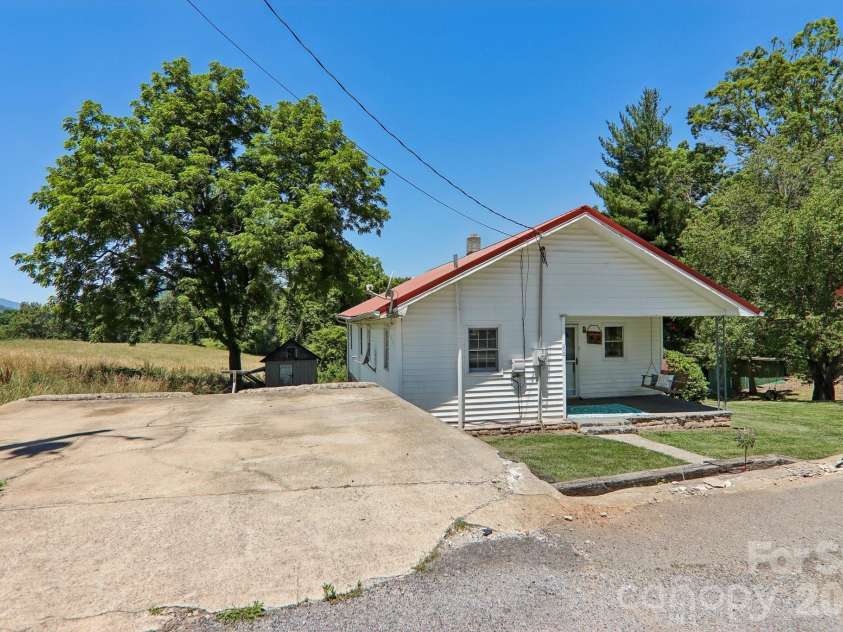 414 Skyline Drive, Canton, NC 28716.  MLS# CAR4394964, YatesRealty ID 31399. 