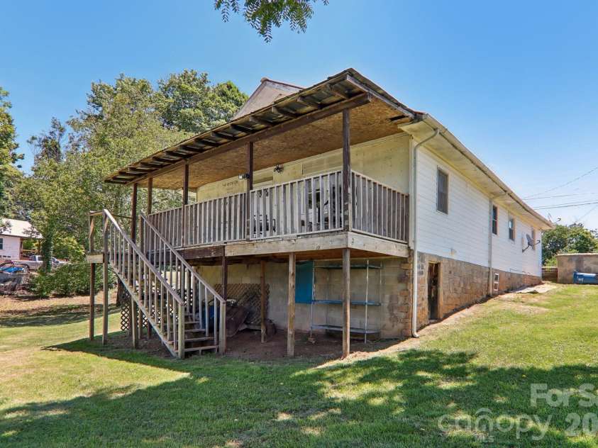 414 Skyline Drive, Canton, NC 28716.  MLS# CAR4394964, YatesRealty ID 31399. 