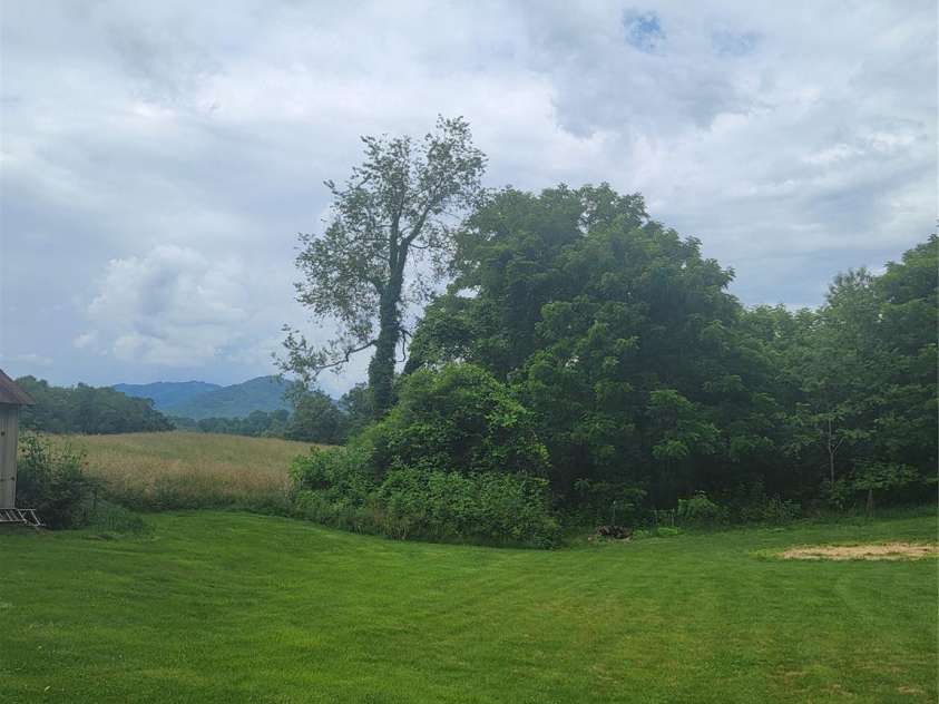 414 Skyline Drive, Canton, NC 28716.  MLS# CAR4394964, YatesRealty ID 31399. 