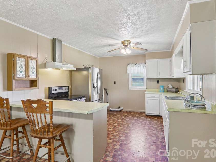 414 Skyline Drive, Canton, NC 28716.  MLS# CAR4394964, YatesRealty ID 31399. Large kitchen with breakfast bar