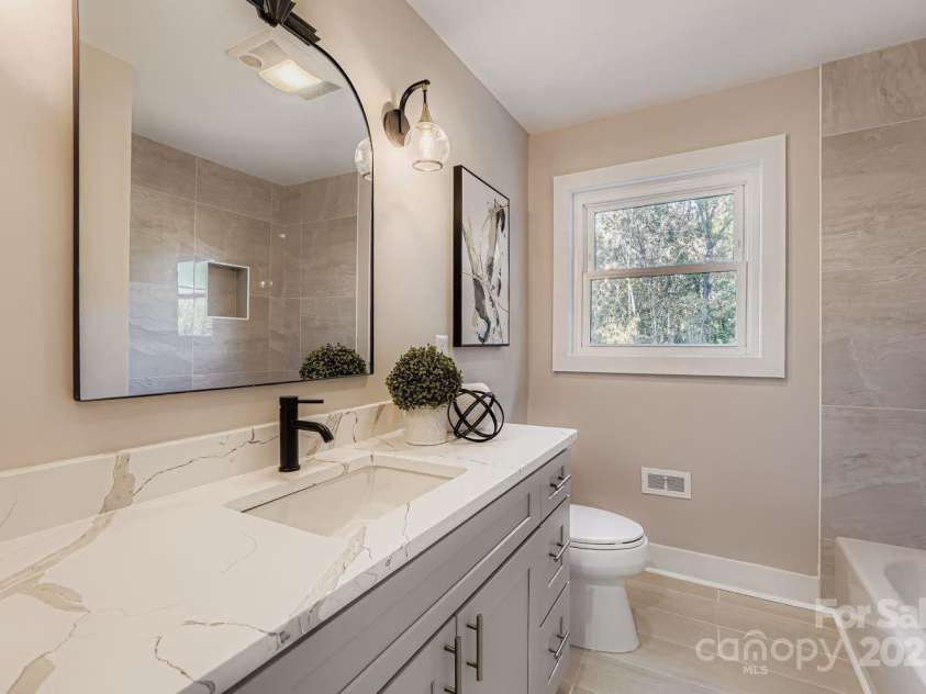 6210 Cora Street, Charlotte, NC 28216.  MLS# CAR4314569, YatesRealty ID 314. Common Bathroom